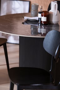 Kalida & Casetti ruokailuryhmä 120cm neljälle: Tyylikäs pyöreä ruokapöytä mustasta marmorista, halkaisija 120 cm. Sopii täydellisesti neljän hengen ruokailuryhmään moderniin ruokailutilaan.