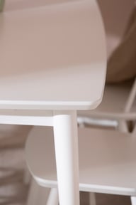 Reino ruokailuryhmä 140x90 neljälle, valkoinen: Tyylikäs ruokailuryhmä neljälle, valkoinen. Sopii täydellisesti moderniin ruokailutilaan. Kompakti muotoilu, helppo yhdistää erilaisiin sisustustyyleihin.
