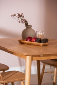 Reino ruokailuryhmä 140x90 neljälle, lakattu tammi: Tyylikäs ruokailuryhmä neljälle, lakattu tammi. Sopii täydellisesti moderniin ruokailutilaan, tarjoaa mukavuutta ja kauniin ilmeen.