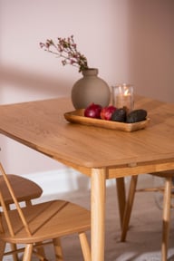 Reino ruokailuryhmä 140x90 neljälle, lakattu tammi: Tyylikäs Reino ruokailuryhmä neljälle, lakattu tammi, täydellinen ruokailutilaan. Moderni design, kestävä rakenne, sopii niin arkeen kuin juhliin.