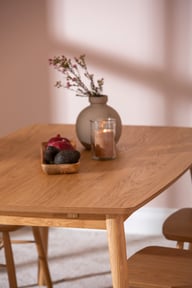 Reino ruokailuryhmä 140x90 neljälle, lakattu tammi: Tyylikäs Reino ruokailuryhmä neljälle, lakattua tammea. Sopii täydellisesti moderniin ruokailutilaan. Kompakti 140x90 cm pöytä ja mukavat tuolit luovat viihtyisän ruokailukokemuksen.