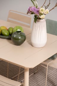 Lina ruokailuryhmä 200x90 kuudelle: Tyylikäs ulkoruokailuryhmä, jossa vaalean taupe väri. Sisältää 200x90 cm pöydän ja 6 tuolia. Täydellinen terassille tai puutarhaan.