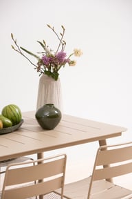Lina ruokailuryhmä 200x90 kuudelle: Tyylikäs ulkoruokailuryhmä vaaleassa taupe-värissä, sisältäen 200x90 cm pöydän ja 6 mukavaa tuolia. Täydellinen terassille tai puutarhaan.