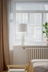 Bartha pöytävalaisin kerma / beige: Tyylikäs kerma-beige pöytävalaisin, joka luo lämpimän tunnelman. Sopii täydellisesti olohuoneeseen, makuuhuoneeseen tai työpöydälle.