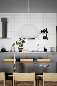 Ebba riippuvalaisin 60cm valkoinen: Tyylikäs valkoinen riippuvalaisin halkaisijaltaan 60 cm. Sopii loistavasti moderniin sisustukseen ruokapöydän tai olohuoneen valaisimeksi.