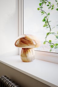 Mira mushroom pöytävalaisin luonnonvärinen: Tyylikäs MIRA-sienivalaisin luo luonnonläheistä tunnelmaa. Sopii täydellisesti pöydälle tai hyllylle sisustukseen.