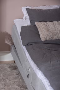 Moon Basic moottorisänky 160x200, Primo 84 vaaleanharmaa, petauspatjalla ja kännykkätaskuilla: Moottorisänky 160 cm, säädettävä ja mukautuva. Mukana petauspatja ja kannykätaskut. Täydellinen makuuhuoneeseen mukavuutta varten.