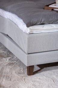 Moon Basic moottorisänky 160x200, Primo 84 vaaleanharmaa, petauspatjalla ja kännykkätaskuilla: Moottorisänky 160 cm leveä, säädettävä petauspatjalla ja kannykätaskuilla. Täydellinen makuuhuoneeseesi mukautuvan mukavuuden takia.