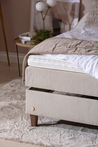 Moon Lux moottorijenkkisänky 160x200 beige, petauspatjalla, päädyllä ja kännykkätaskuilla: Moottorisänky 160 cm leveä, beige. Mukautuva patja ja kantokontakti, tarjoaa erinomaisen mukavuuden ja tuen. Sopii täydellisesti moderniin makuuhuoneeseen.