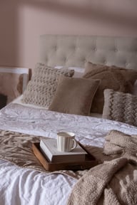 Moon Lux moottorijenkkisänky 160x200 beige, petauspatjalla, päädyllä ja kännykkätaskuilla: Moottorisänky 160 cm leveä, beige. Mukautuva patja ja kantokahvat. Täydellinen makuuhuoneeseen, ergonominen tuki ja ylellinen mukavuus.
