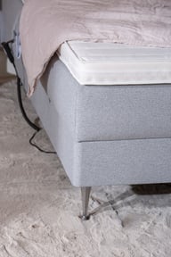 Sense Premium moottorijenkkisänky 160x200 vaaleanharmaa, petauspatjalla ja päädyllä: Moottorisänky 160 cm, vaaleanharmaa. Mukautuva nukkumiskokemus, ergonominen tuki. Sopii makuuhuoneeseen moderniin sisustukseen.