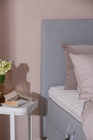 Sense Premium moottorijenkkisänky 160x200 vaaleanharmaa, petauspatjalla ja päädyllä: Moottorisänky 160 cm leveä, vaaleanharmaa. Säädettävä pituus ja mukautuva rakenne tarjoavat optimaalista mukavuutta makuuhuoneeseen.