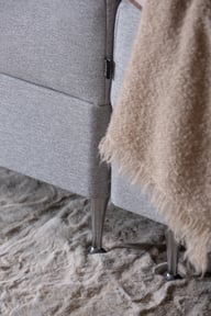 Sense Premium moottorijenkkisänky 160x200 vaaleanharmaa, petauspatjalla ja päädyllä: Moottorisänky 160 cm leveä, vaaleanharmaa. Säädettävä patja mukautuu kehon muotoon, tarjoaen optimaalisen nukkumismukavuuden. Sopii makuuhuoneeseen.