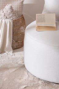 Kelzo divaani beige: Tyylikäs beige divaanisohva, joka tuo mukavuutta olohuoneeseen. Tämä kangassohva on täydellinen rentoutumiseen ja sisustukseen.