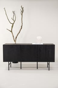 Björkön senkki 150x75 cm: Tyylikäs musta senkki, 150x75 cm, täydellinen olohuoneen tai makuuhuoneen säilytyskalusteeksi. Moderni muotoilu, joka yhdistää käytännöllisyyden ja estetiikan.