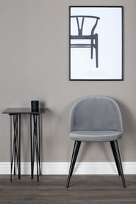 Velvet ruokapöydän tuoli vaaleanharmaa sametti: Tyylikäs vaaleanharmaa samettiruokatuoli Dynamic, joka tuo eleganssia ruokailutilaan. Ergonominen muotoilu ja pehmeä verhoilu tekevät siitä mukavan valinnan. Sopii mainiosti moderniin kotiin.