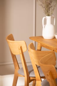 Ekholm & Ekholmen ruokailuryhmä 180x90 kuudelle, öljytty tammi / tummanharmaa kangasistuin: Tyylikäs ruokailuryhmä kuudelle, jossa öljytty tammi ja tummanharmaat kangasistuimet. Täydellinen valinta moderniin ruokailutilaan.