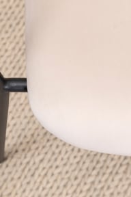 Duffy lounge-nojatuoli beige sametti: Tyylikäs beige samettinojatuoli, täydellinen olohuoneeseen. Mukava istuin, joka lisää eleganssia ja viihtyisyyttä sisustukseen.