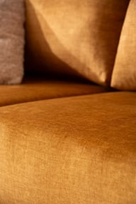 Scandic 3-ist vuodesohva,  glamour kankaalla: Tyylikäs 3-istuttava vuodesohva, jossa elegantti kangas ja mustat jalat. Sopii täydellisesti olohuoneeseen tai vierashuoneeseen, muokattava.