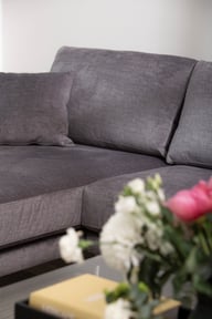 Trendline 3-istuttava divaanisohva tumman harmaa: Tyylikäs harmaa divaanisohva, kromijaloilla, täydellinen olohuoneeseen. Mukava istua ja rentoutua, moderni muotoilu.
