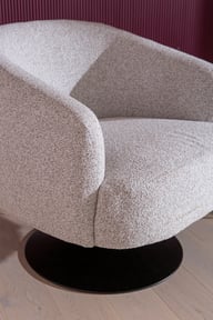 Bay nojatuoli, vaalea beige: Tyylikäs vaalea beige nojatuoli, joka lisää mukavuutta olohuoneeseen. Moderni muotoilu sopii hyvin eri sisustustyyleihin.