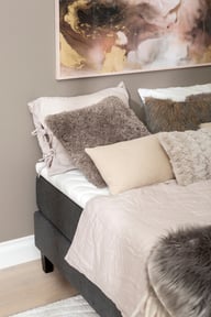Moon Gold jenkkisänky 120x200, visco, Primo 96 antrasiitti: Tyylikäs 120 cm leveä Moon Gold -jenkkisänky visco-primo-patjalla, antrasiittivärissä. Täydellinen makuuhuoneeseen, tarjoaa mukavuutta ja modernia ilmettä.