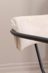 Duffy lounge-nojatuoli beige sametti: Tyylikäs beige samettinojatuoli, joka tuo eleganssia olohuoneeseen. Mukava istuin, täydellinen rentoutumiseen tai sisustuksen viimeistelyyn.