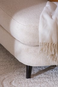 Caro 3-ist. divaanisohva valkoinen: Tyylikäs musta 3-istuttava divaanisohva, jossa puujalat. Täydellinen olohuoneen keskipisteeksi, moderni ja mukava istuinratkaisu.