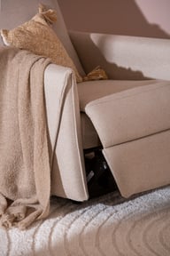 Gabriel lepotuoli sähkömekanismilla beige: Tyylikäs beige lepotuoli sähkömekanismilla, täydellinen rentoutumiseen olohuoneessa. Mukautuva tuki ja moderni muotoilu.