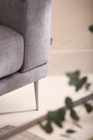 Trendline 3-istuttava divaanisohva tumman harmaa: Tyylikäs harmaa divaanisohva, jossa kromijalat. Erinomainen lisä olohuoneeseen, tarjoaa mukavuutta ja modernia ilmettä.