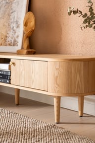 Rotondo tv-taso 160 cm: Tyylikäs Rotondo TV-taso, 160 cm, luonnollinen saarni. Erinomainen säilytysratkaisu olohuoneeseen, yhdistää käytännöllisyyden ja kauneuden.