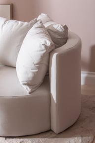 Kelzo divaani beige: Tyylikäs beige divaanisohva, joka tuo mukavuutta olohuoneeseen. Erinomainen valinta rentoutumiseen ja sisustuksen piristämiseen.