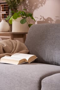 Garda 3-ist. sohva harmaa: Moderni 3-istuttava sohva, harmaa, tyylikäs ja mukava, täydellinen olohuoneen keskipisteeksi. Sopii hyvin rentoutumiseen ja sosiaaliseen yhdessäoloon.