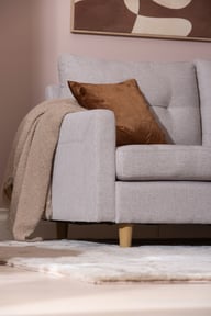 Stella divaanisohva (kätisyys vaihdettavissa) beige: Tyylikäs beige divaanisohva, jossa muunneltava rakenne. Sopii täydellisesti olohuoneeseen moderniin sisustukseen. Mukava ja tilaa säästävä ratkaisu.