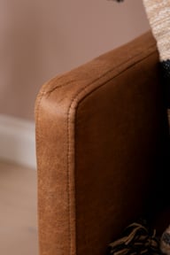 Pikkukuva: Copenhagen Scandic 3-istuttava sohva, Essenza 04 konjakki (sis. mustat metallijalat)