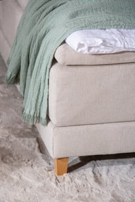 Dream moottorisänky 180x210 cm (sis. petauspatja): Dynaaminen 180 cm leveä moottorisänky beige, jossa tammi-jalat. Ergonominen muotoilu takaa parhaan unenlaadun. Sopii moderniin makuuhuoneeseen.