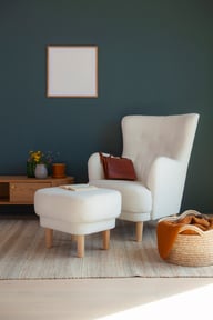 Classic lepotuoli valkoinen Alpine-kangas: Tyylikäs Classic-lepotuoli Alpine Ivory, jossa puujalat. Täydellinen lisä olohuoneeseen, mukava ja moderni istuinratkaisu.