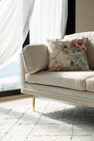 Boom 3-ist. sohva beige vakosametti: Tyylikäs beige 3-istuttava sohva, valmistettu pehmeästä vakosametista. Ihanteellinen olohuoneeseen, tuo mukavuutta ja eleganssia.