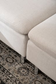 Lotti u-muotosohva, beige: Tyylikäs beige U-muotoinen kangassohva, täydellinen olohuoneeseen. Mukautuva muotoilu ja pehmeä verhoilu tarjoavat mukavuutta ja eleganssia.