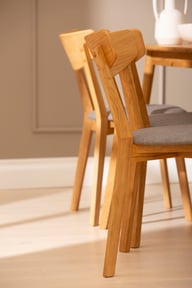 Ekholm & Ekholmen ruokailuryhmä 180x90 kuudelle, öljytty tammi / tummanharmaa kangasistuin: Tyylikäs ruokailuryhmä kuudelle, jossa öljytty tammipöytä ja tummanharmaat kangastuolit. Sopii moderniin ruokailutilaan.
