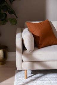 Copenhagen Nordic avokulmasohva (oikea), Soro 21 beige / tammijalat: Tyylikäs beige kulmasohva, jossa tammijalat. Sopii täydellisesti olohuoneeseen moderniksi sisustuselementiksi. Mukava ja monikäyttöinen.