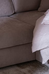 Bergen 3-ist. vuodedivaanisohva (oikea) harmaa: Tyylikäs vuodesohva, jossa moderni muotoilu ja käytännöllisyys. Sopii täydellisesti olohuoneeseen tai vierashuoneeseen. Harmaa väri ja mustat jalat tuovat eleganssia.