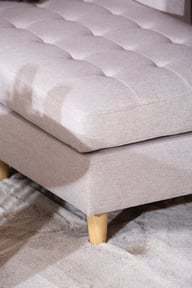 Stella divaanisohva (kätisyys vaihdettavissa) beige: Tyylikäs divaanisohva, jossa beige verhoilu. Sopii täydellisesti olohuoneeseen, luoden mukavuutta ja eleganssia. 2- ja 3-istuttavat vaihtoehdot.