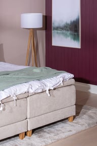 Dream moottorisänky 180x210 cm (sis. petauspatja): Moottorisänky 180 cm leveä, beige. Mukautuva design, tammi jalat. Täydellinen makuuhuoneeseen, takaa erinomaisen unenlaadun.