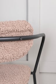 Duffy lounge-nojatuoli ruskea teddy: Tyylikäs Duffy-lounge-nojatuoli ruskeassa teddy-kankaassa, täydellinen rentoutumiseen olohuoneessa. Mukava istuma-asento ja moderni design.