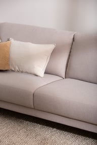 Klassikko 3-ist. sohva jumbo (213cm): Tyylikäs 3-istuttava muokattava sohva olohuoneeseen, beige kangaspäällyste, moderni design, mukavuutta ja käytännöllisyyttä yhdistävä valinta.
