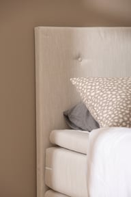 Salla jenkkisänky 120x200 + pääty harmaa: Salla 120 cm jenkkisänky tarjoaa innovatiivista mukavuutta ja tyylikästä designia. Sopii täydellisesti makuuhuoneesi keskipisteeksi.