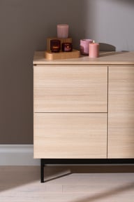 Pikkukuva: Lakeus senkki nro 5. 148 cm tuplakannella vaalea tammi, metallinen jalkasokkeli