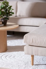 Copenhagen Nordic avokulmasohva (oikea), Soro 21 beige / tammijalat: Moderni avokulmasohva, beige kangas, tammijalat. Täydellinen olohuoneeseen, tarjoaa mukavuutta ja tyylikästä istumapaikkaa.