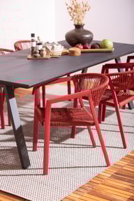 Messina & Elegance ruokailuryhmä 220x100 kuudelle: Tyylikäs ulkoruokailuryhmä, jossa musta 220x100 cm pöytä ja kuusi punaisia pinottavia tuoleja. Erinomainen valinta terassille tai puutarhaan.